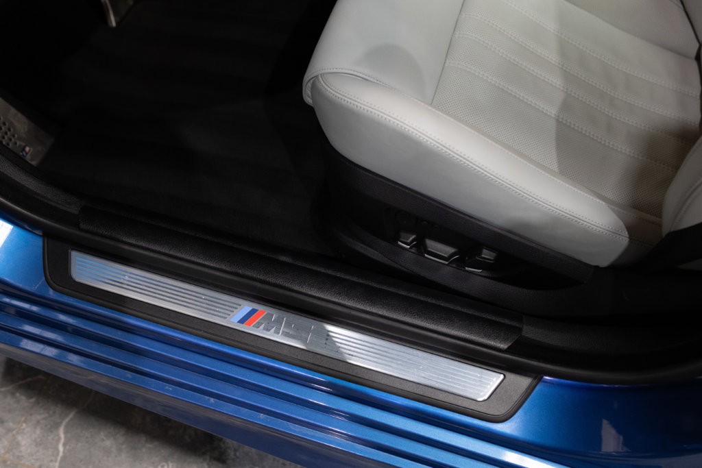 M5 Bleu Japon Interieur 3