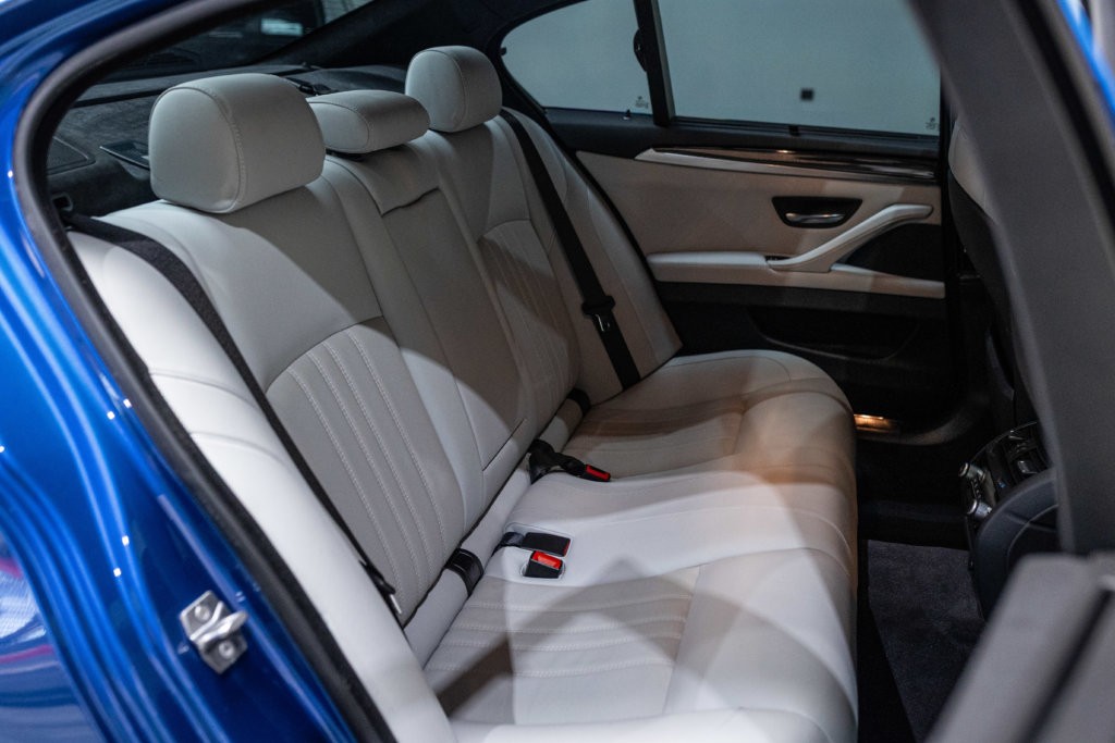 M5 Bleu Japon Interieur 31