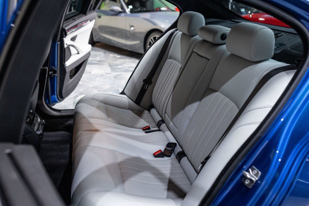 M5 Bleu Japon Interieur 34
