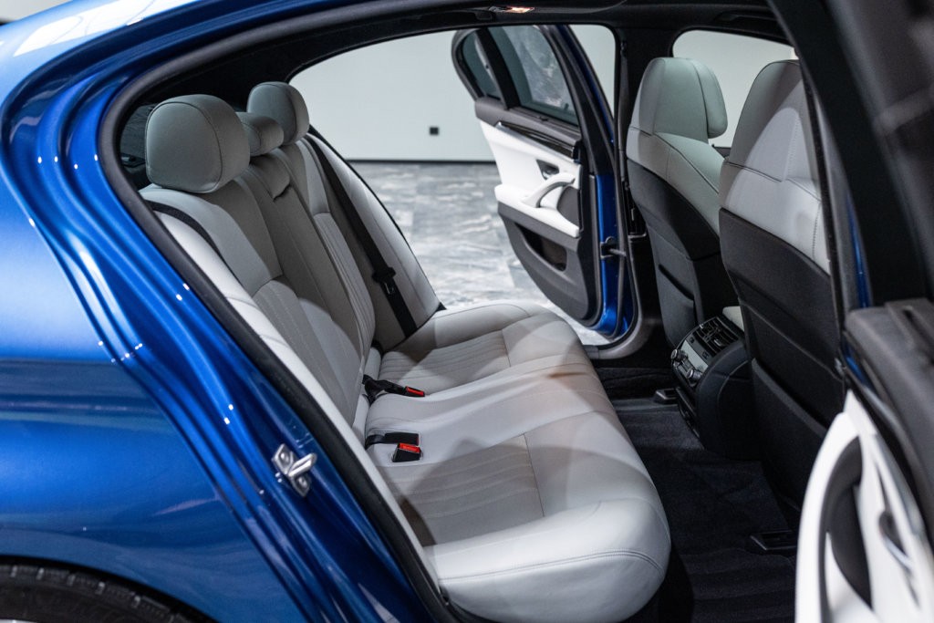 M5 Bleu Japon Interieur 35