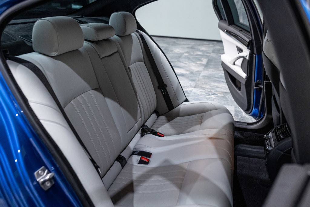M5 Bleu Japon Interieur 36