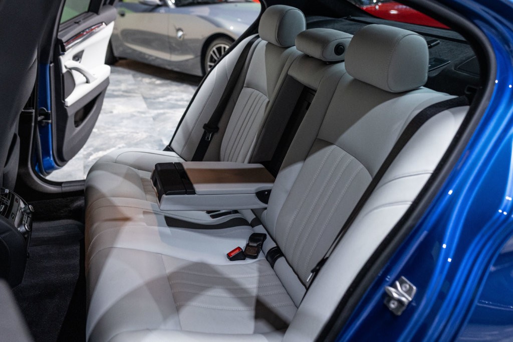 M5 Bleu Japon Interieur 37