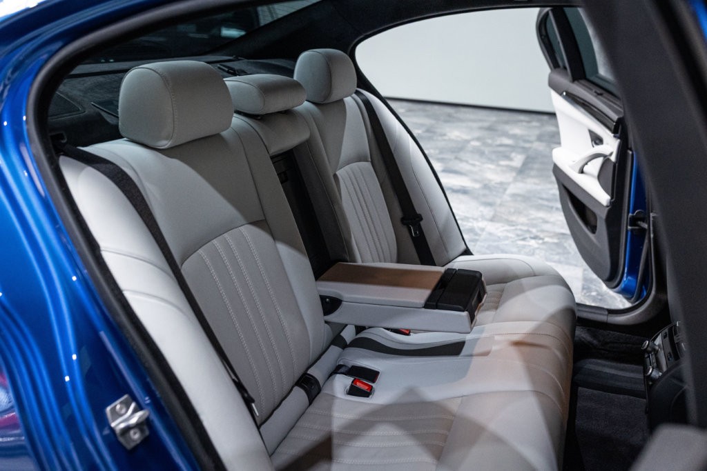 M5 Bleu Japon Interieur 38