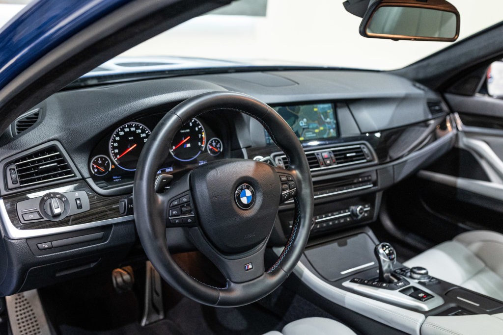 M5 Bleu Japon Interieur 6
