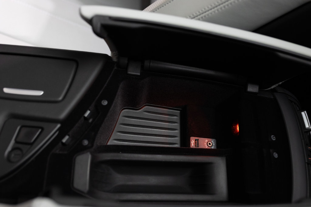 M5 Bleu Japon Interieur 64