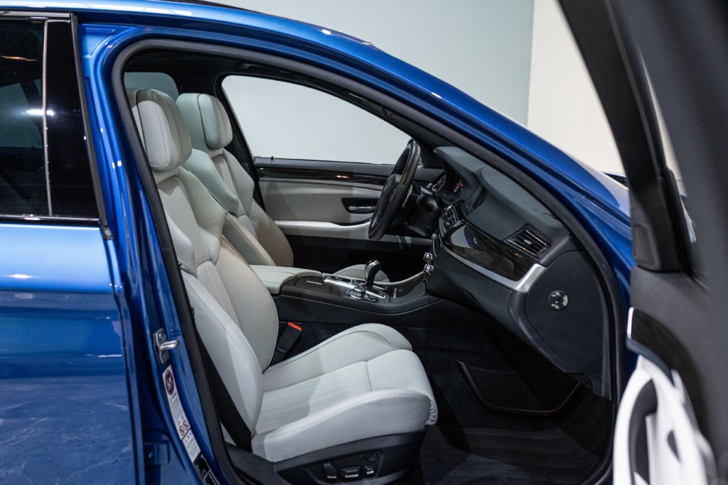 M5 Bleu Japon Interieur 8
