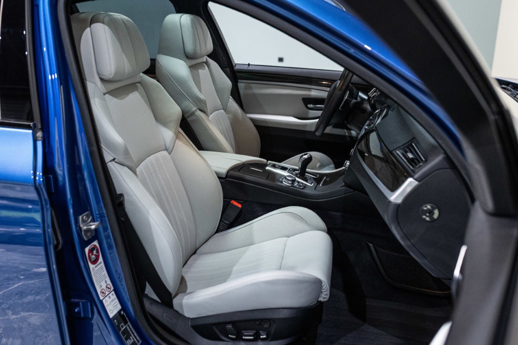 M5 Bleu Japon Interieur 9