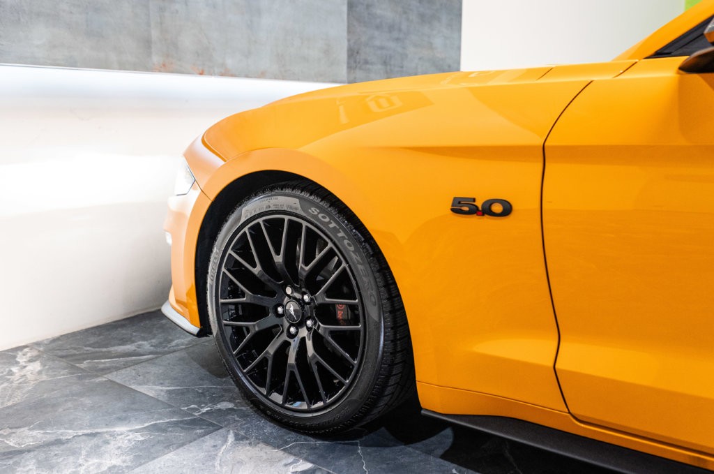 Mustang Orange 2019 Interieur 13