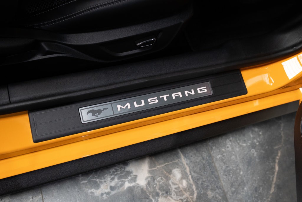 Mustang Orange 2019 Interieur 9