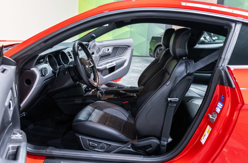 Mustang Rouge Black Shadow Interieur 13
