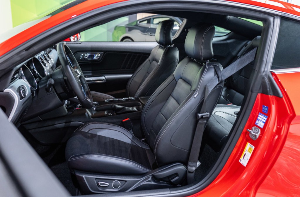 Mustang Rouge Black Shadow Interieur 2