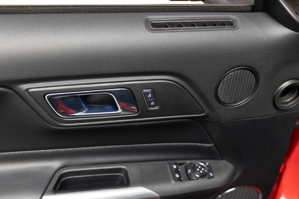 Mustang Rouge Black Shadow Interieur 5