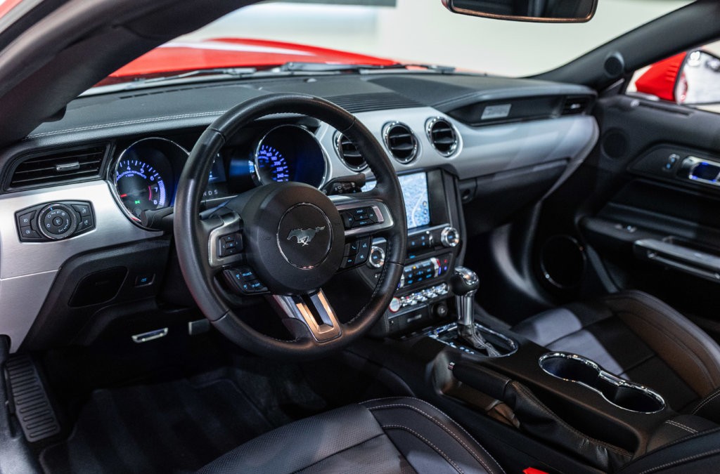 Mustang Rouge Black Shadow Interieur 6