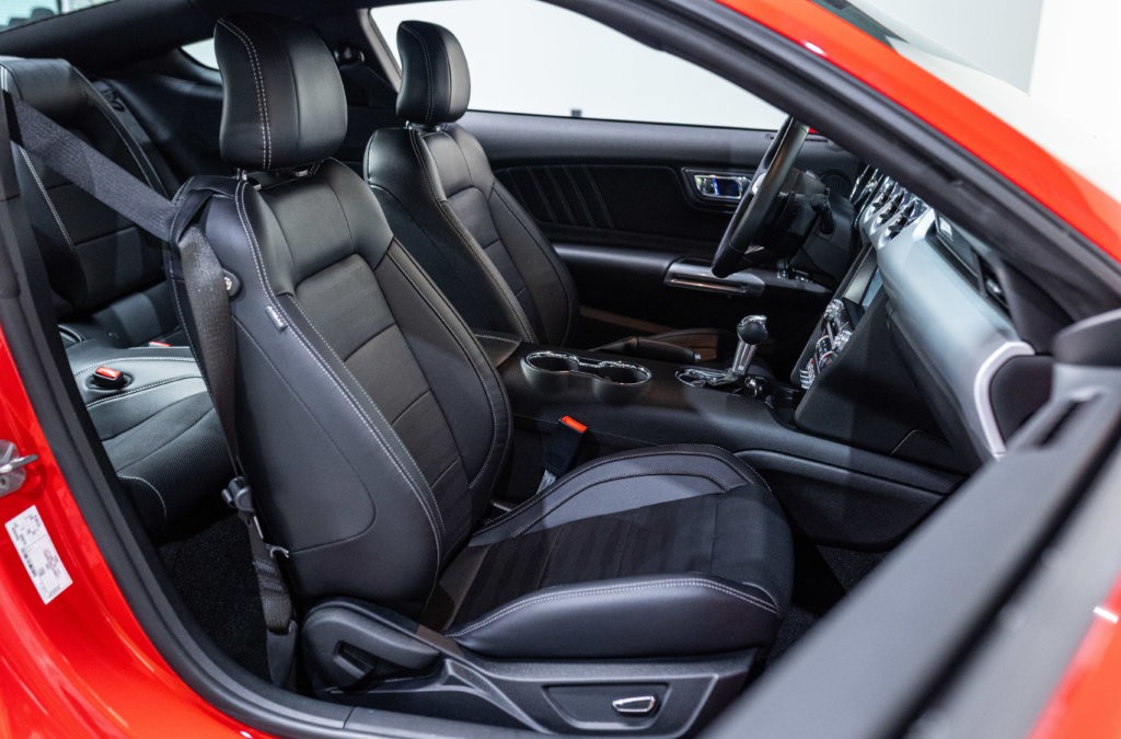 Mustang Rouge Black Shadow Interieur 8