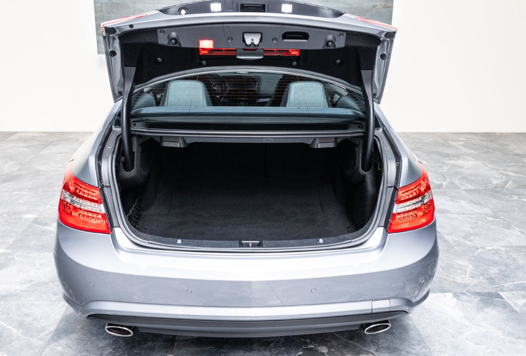 Mercedes E350 Grise Coffre