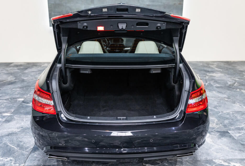 Mercedes E500 Noir Int Blanc Coffre