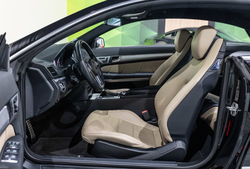 Mercedes E500 Noir Int Blanc Interieur