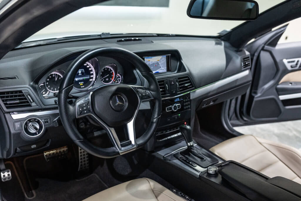 Mercedes E500 Noir Int Blanc Interieur 15