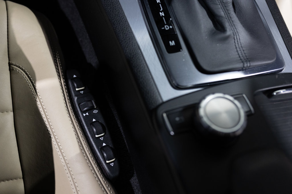 Mercedes E500 Noir Int Blanc Interieur 34