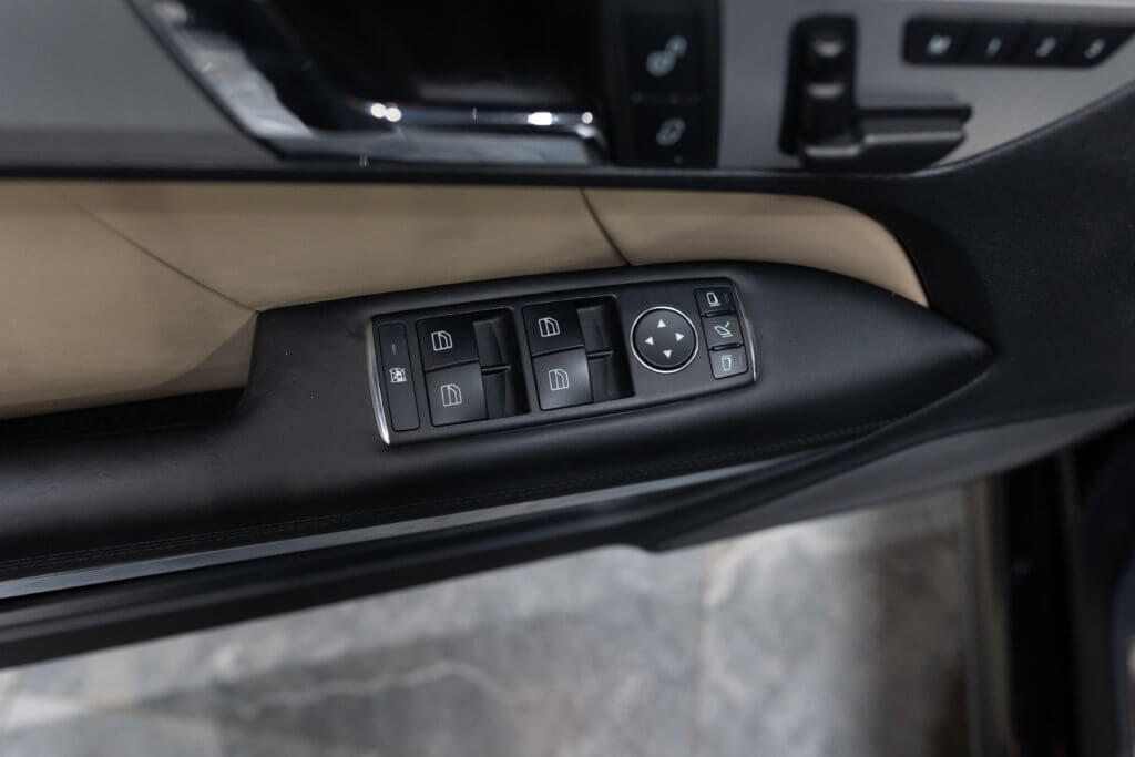 Mercedes E500 Noir Int Blanc Interieur 4