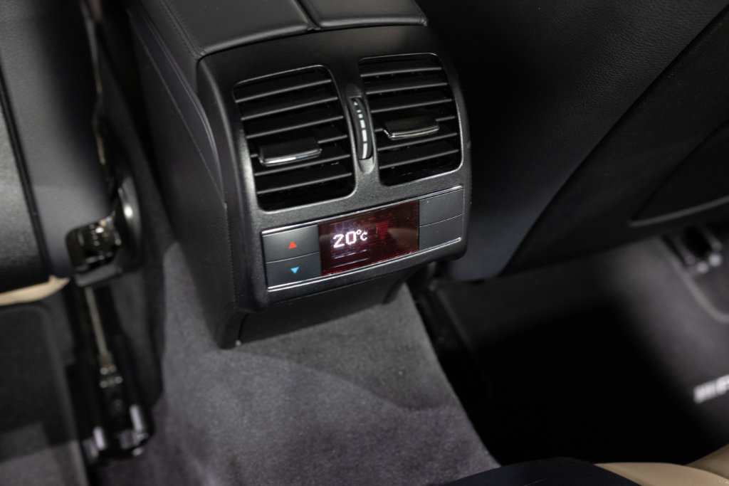 Mercedes E500 Noir Int Blanc Interieur 42