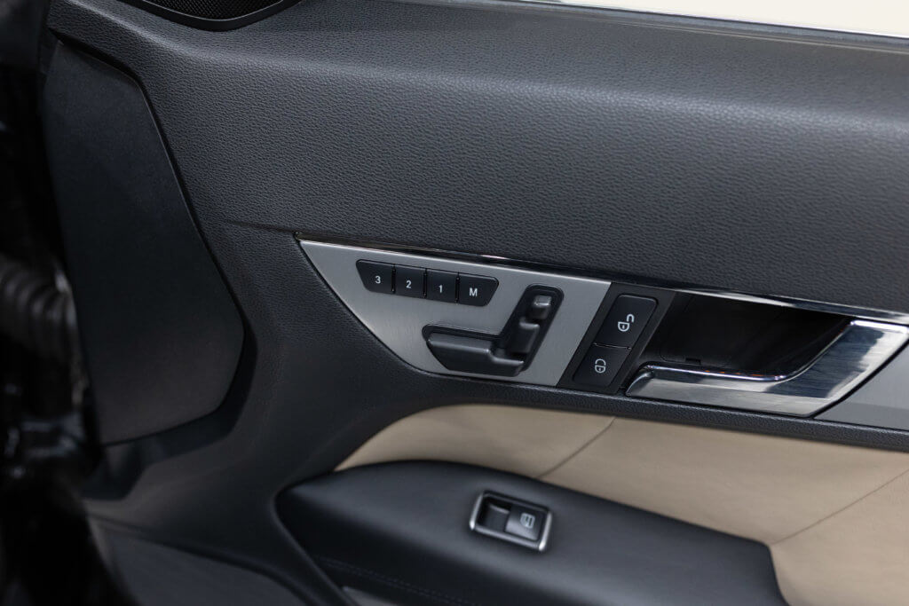 Mercedes E500 Noir Int Blanc Interieur 9