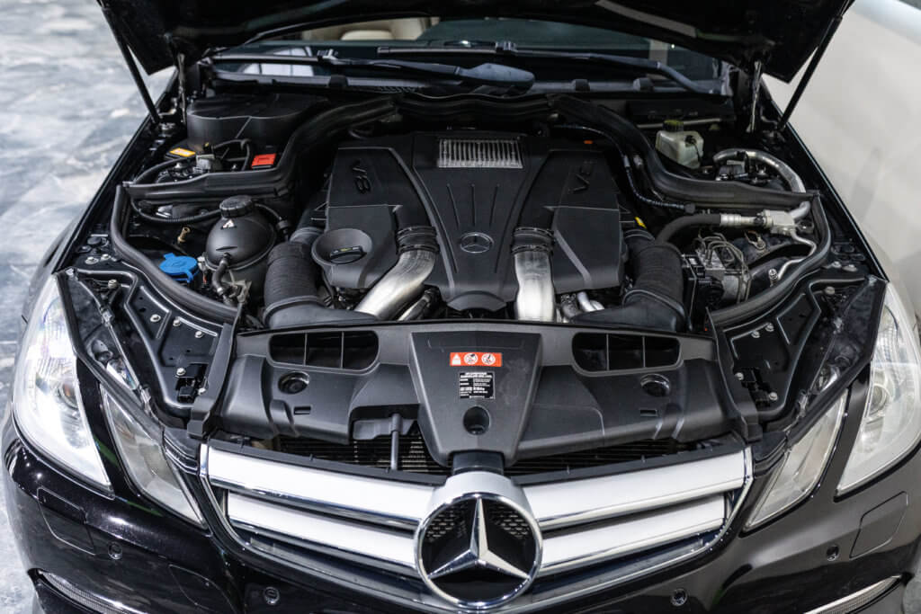 Mercedes E500 Noir Int Blanc Moteur 2