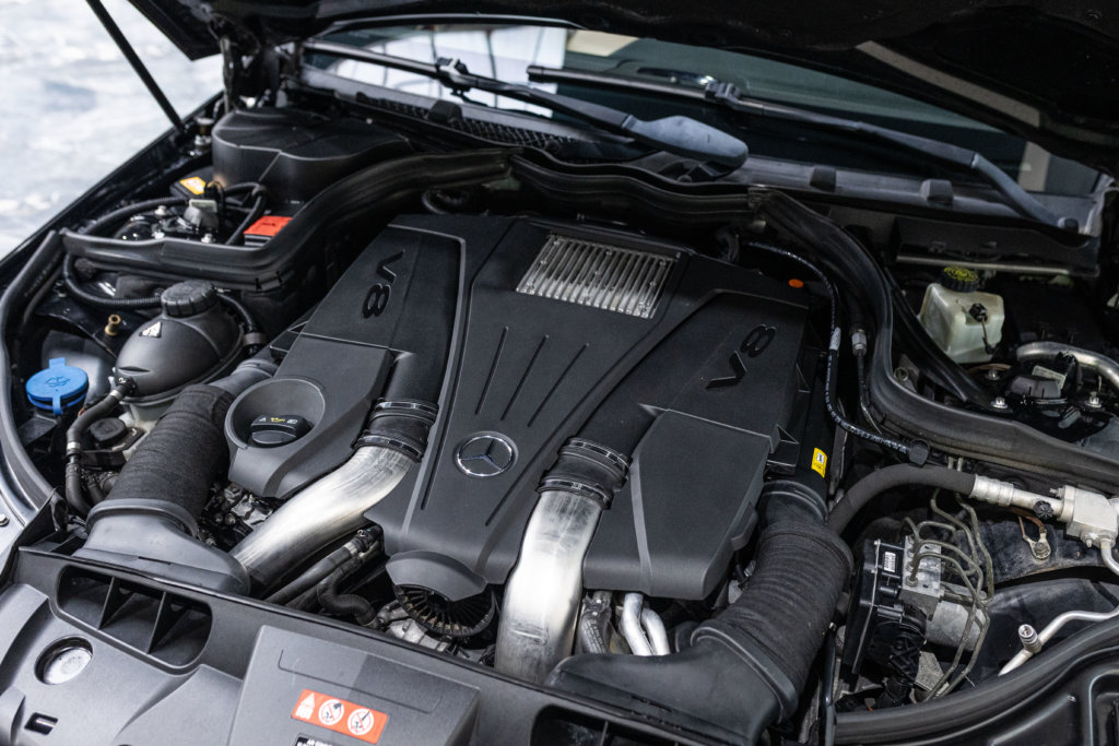 Mercedes E500 Noir Int Blanc Moteur 3