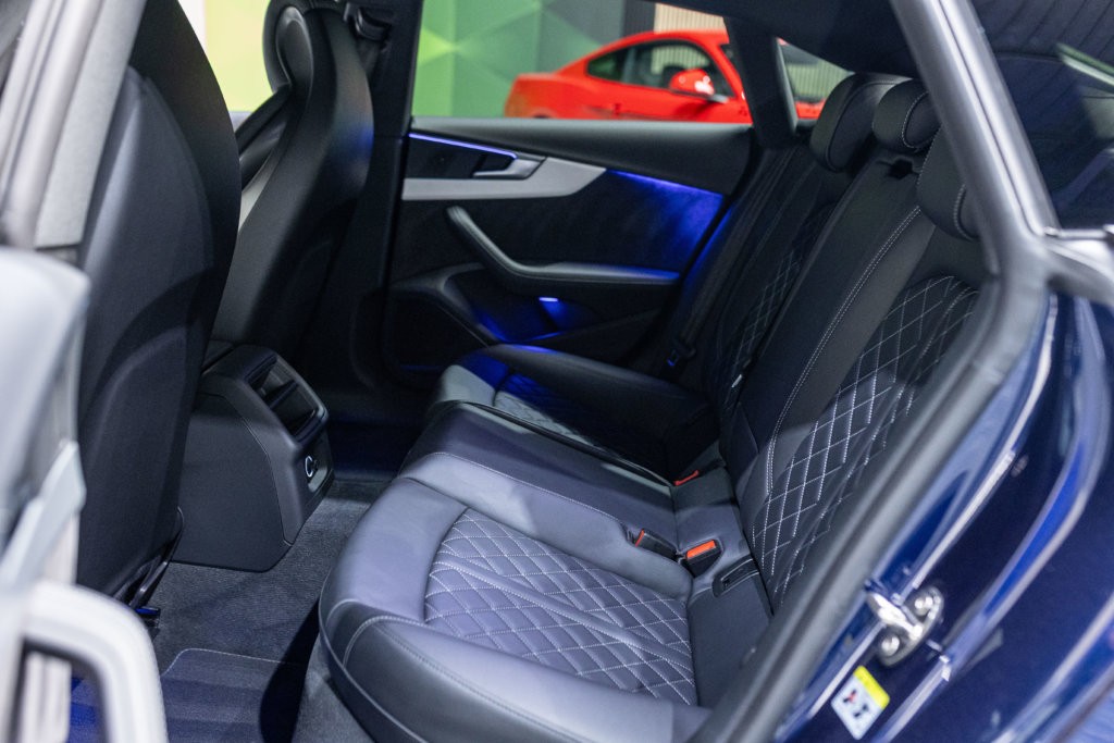 Audi S5 Berline Bleu Interieur 29
