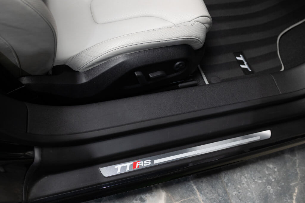 TT RS CAB Noir Interieur 11