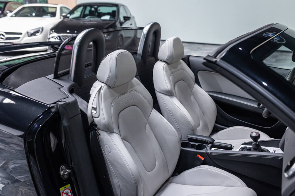 TT RS CAB Noir Interieur 14