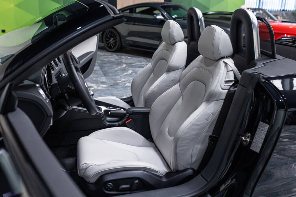TT RS CAB Noir Interieur 19