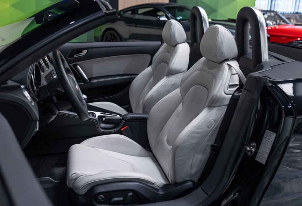 TT RS CAB Noir Interieur 2