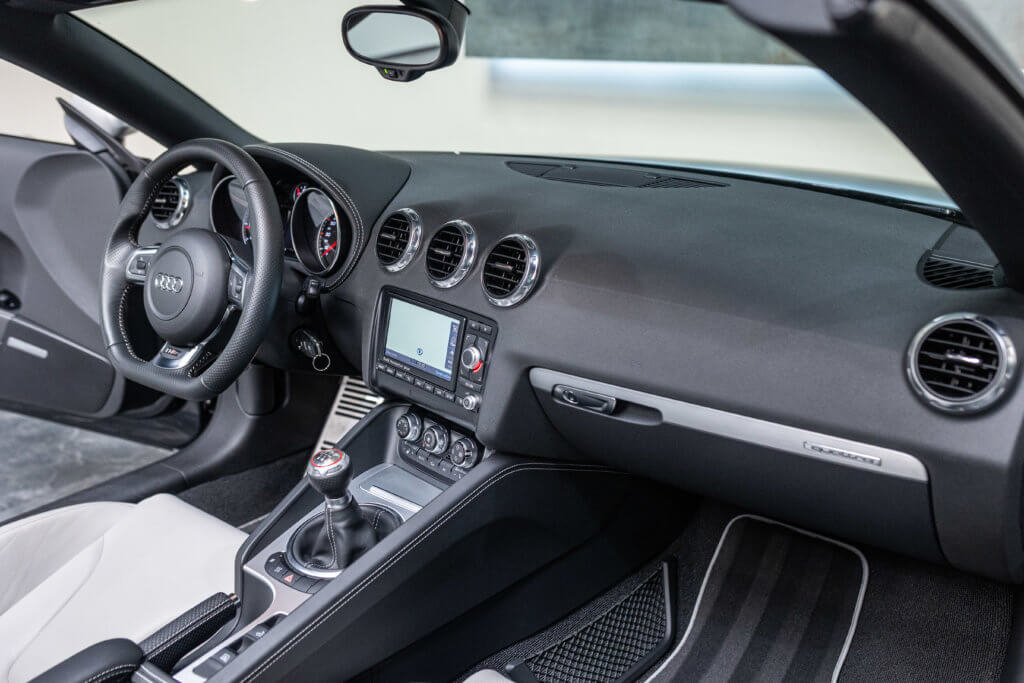 TT RS CAB Noir Interieur 23