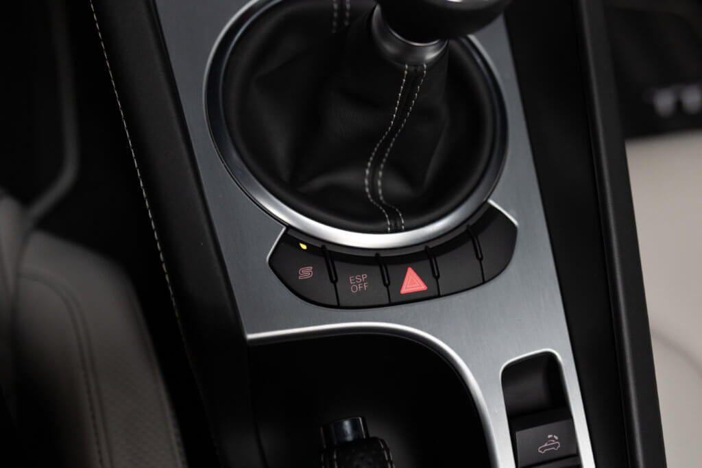 TT RS CAB Noir Interieur 37