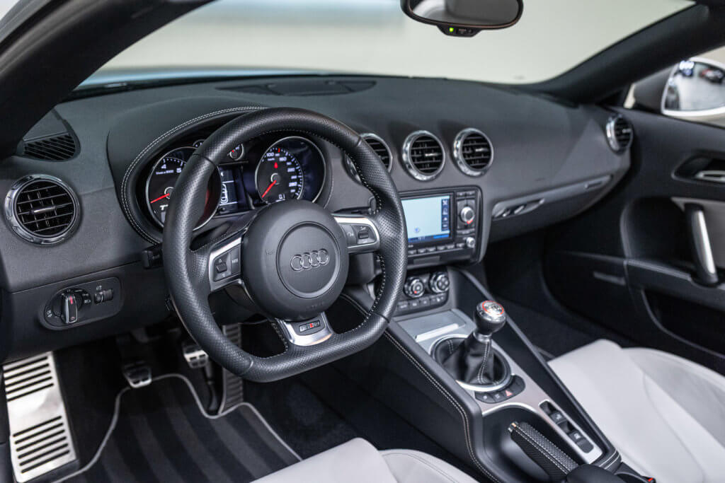 TT RS CAB Noir Interieur 8