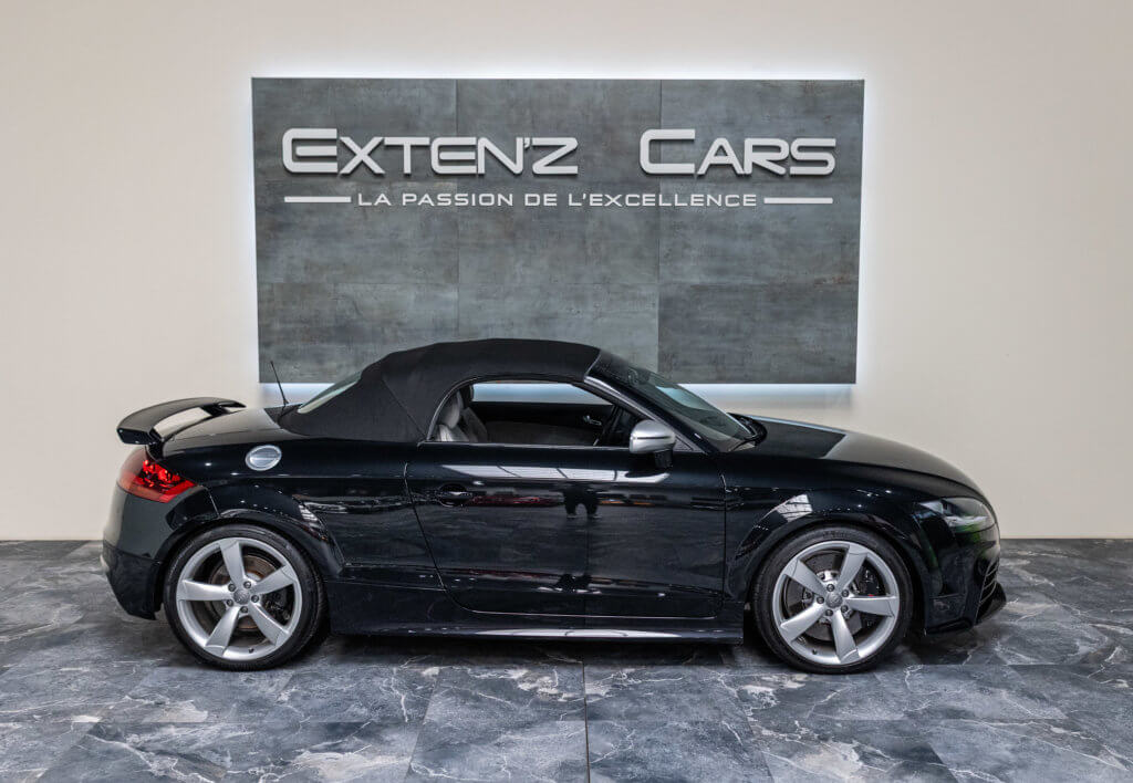 TT RS CAB Noir lateral capot