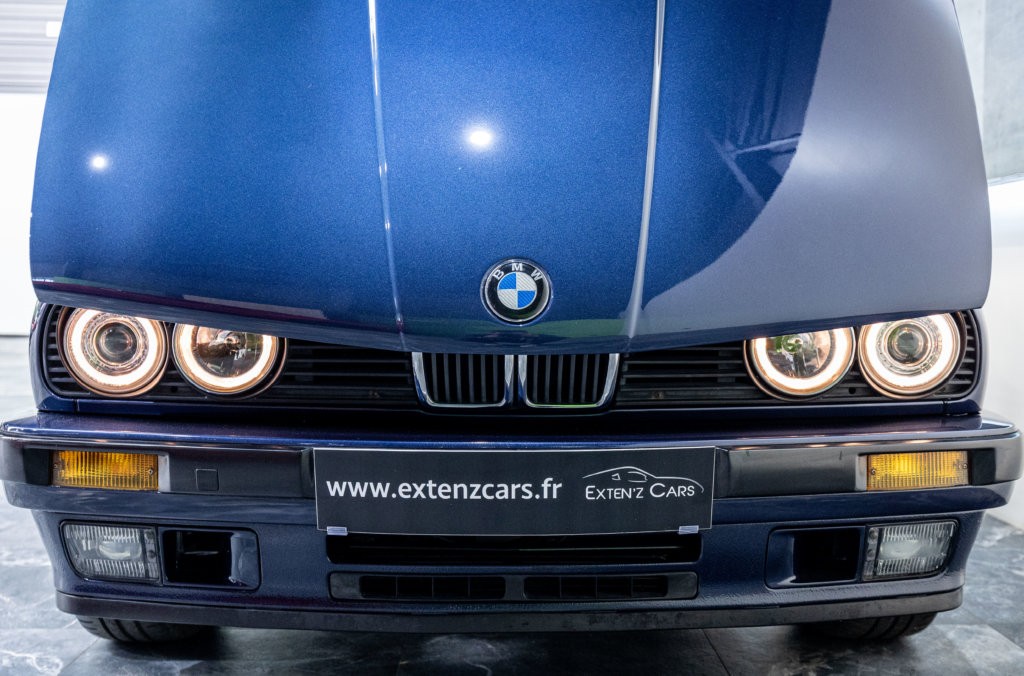 325i Bleu E30 Capot Ouvert