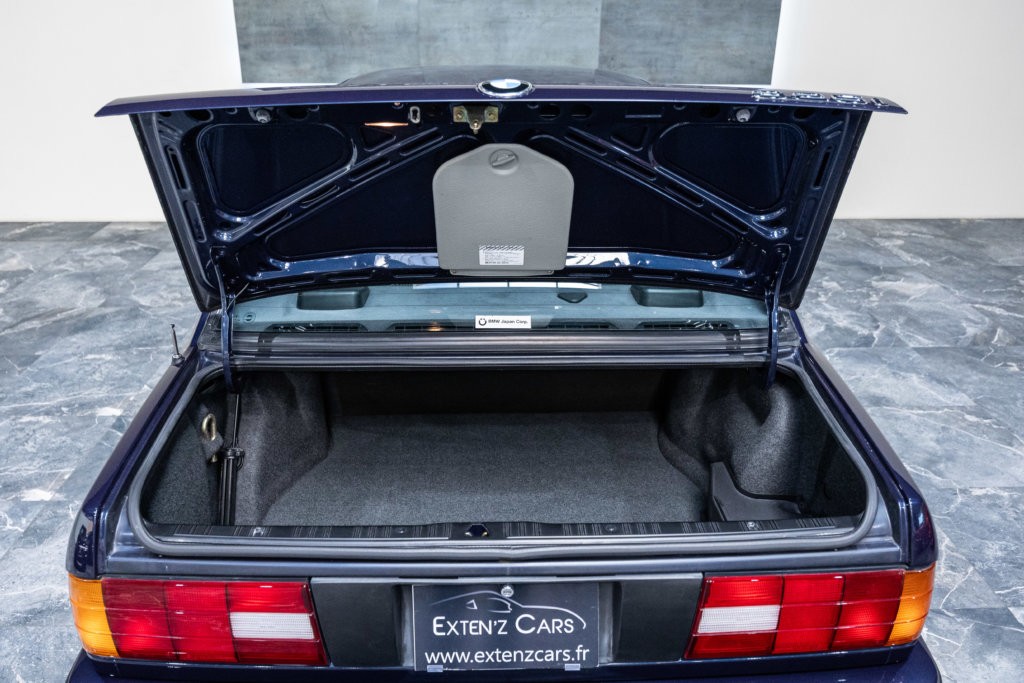 325i Bleu E30 Coffre
