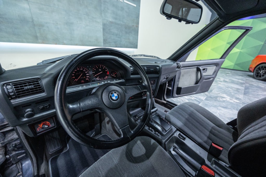 325i Bleu E30 Interieur 10