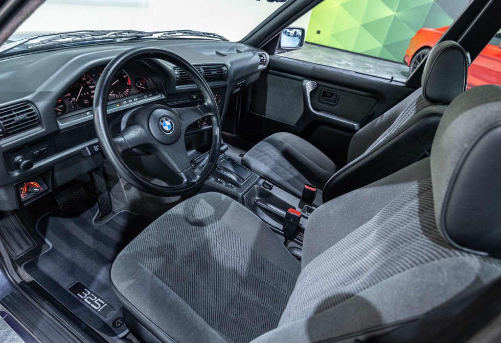 325i Bleu E30 Interieur