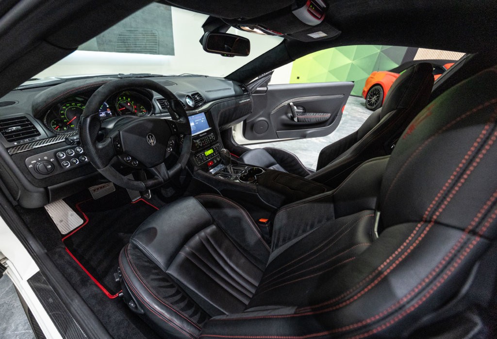 Maserati Granturismo Capot Carbon Interieur