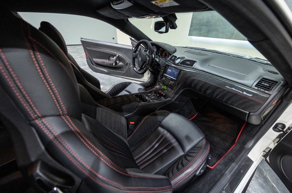 Maserati Granturismo Capot Carbon Interieur 13