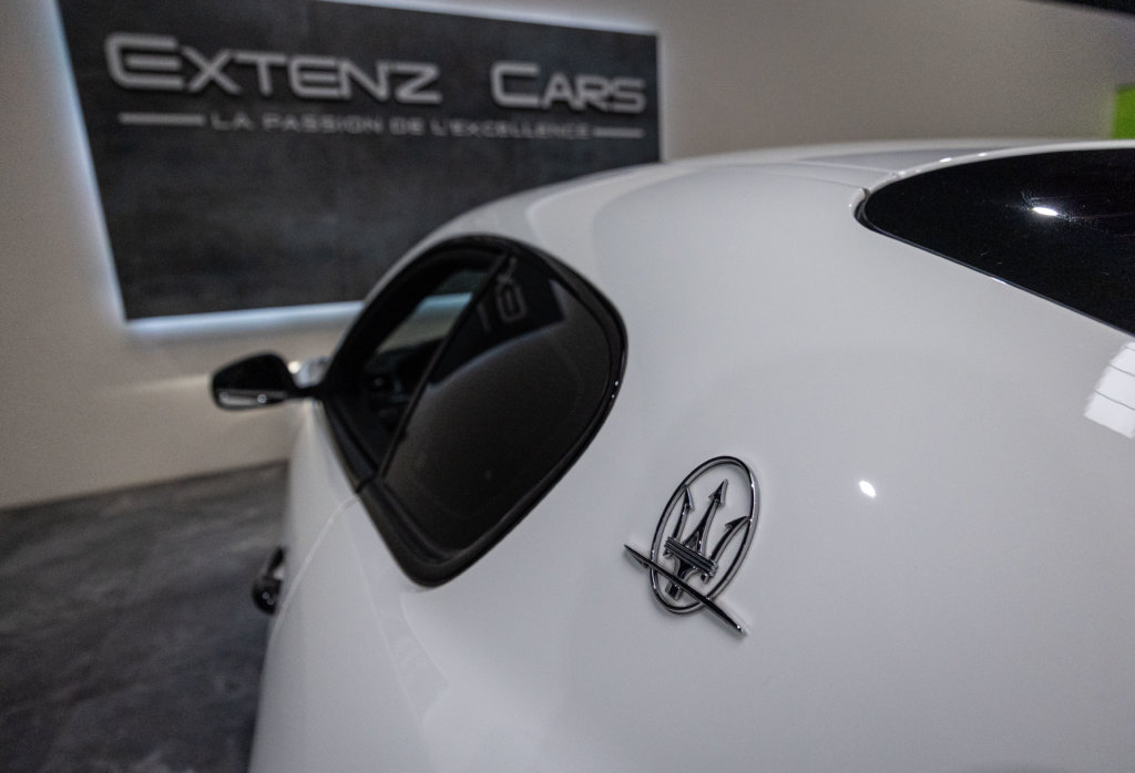 Maserati Granturismo Capot Carbon Logo