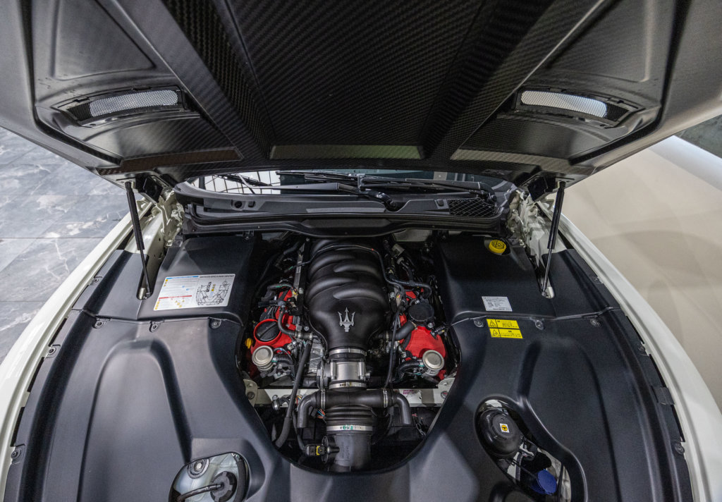 Maserati Granturismo Capot Carbon Moteur 2