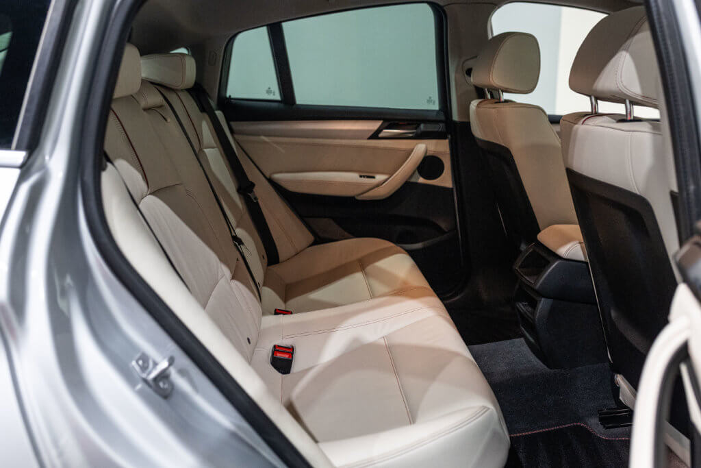 X4 30d Gris Interieur 27